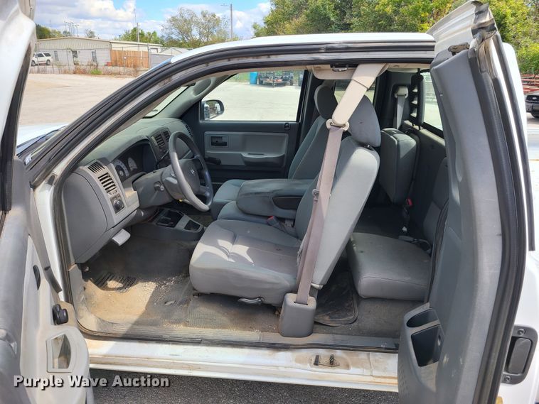 image for item DY9934 2005 Dodge Dakota  Club Cab pickup truck