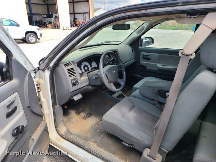 image for item DY9934 2005 Dodge Dakota  Club Cab pickup truck