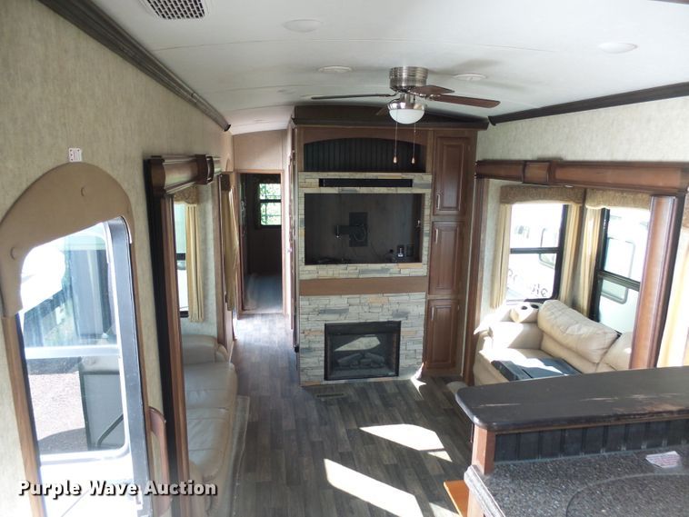 image for item EF9648 2016 Keystone Montana 3820FK  camper