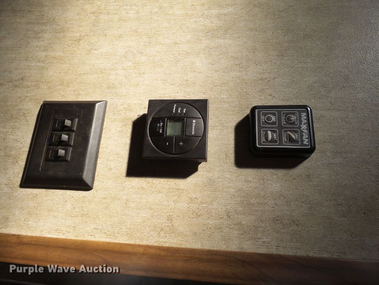 image for item EF9648 2016 Keystone Montana 3820FK  camper