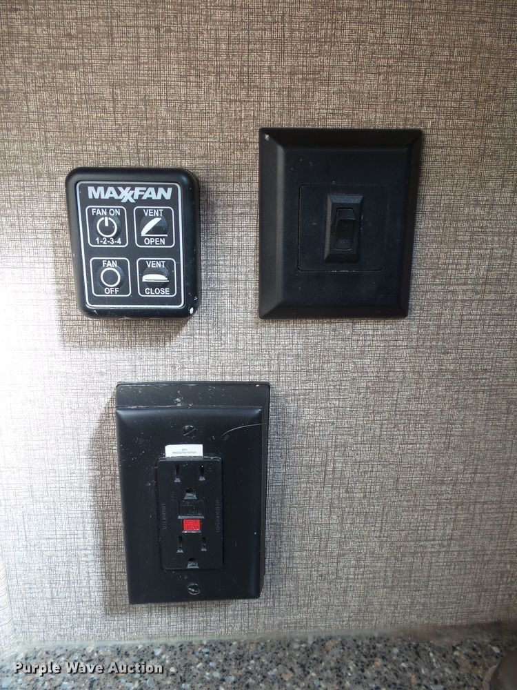 image for item EF9648 2016 Keystone Montana 3820FK  camper