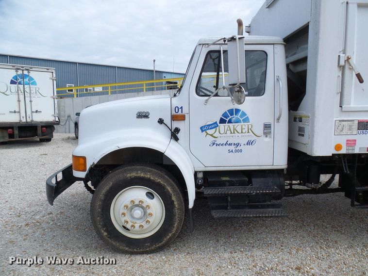 image for item EP9916 2002 International 4900  refuse truck