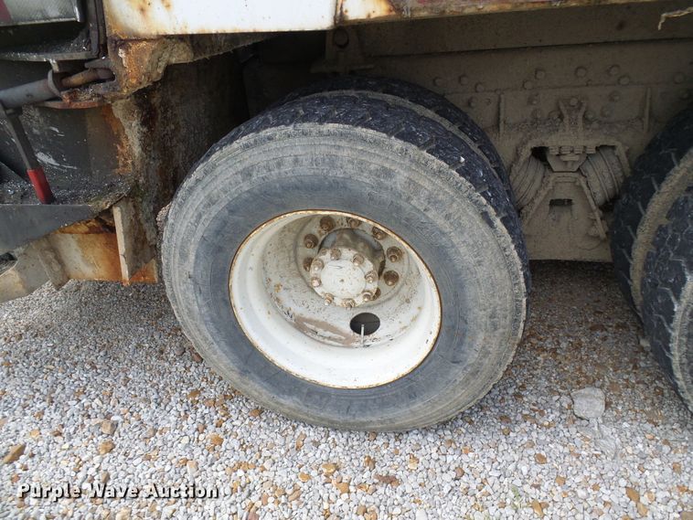 image for item EP9916 2002 International 4900  refuse truck