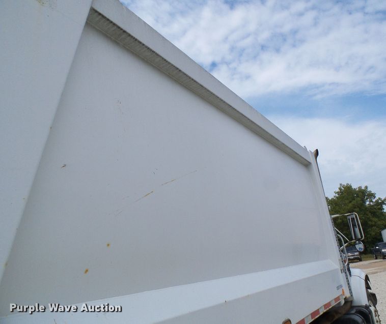 image for item EP9916 2002 International 4900  refuse truck