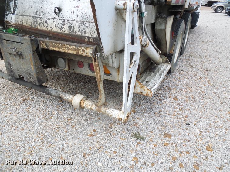 image for item EP9916 2002 International 4900  refuse truck