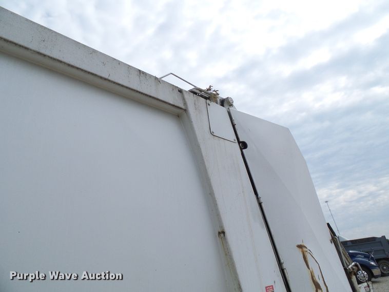 image for item EP9916 2002 International 4900  refuse truck