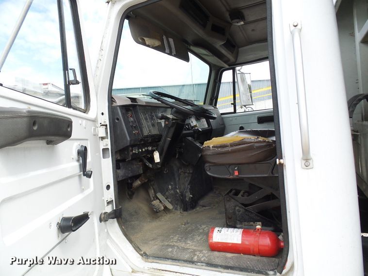 image for item EP9916 2002 International 4900  refuse truck