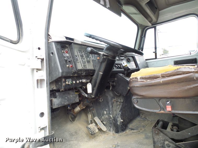 image for item EP9916 2002 International 4900  refuse truck