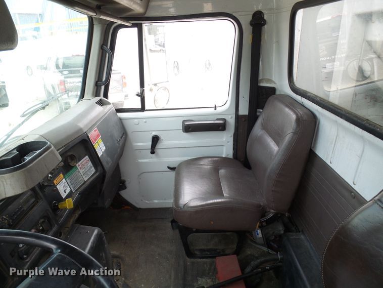 image for item EP9916 2002 International 4900  refuse truck