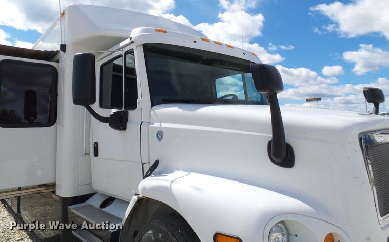 image for item EP9927 2000 Freightliner FL112  RV