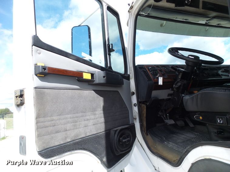 image for item EP9927 2000 Freightliner FL112  RV