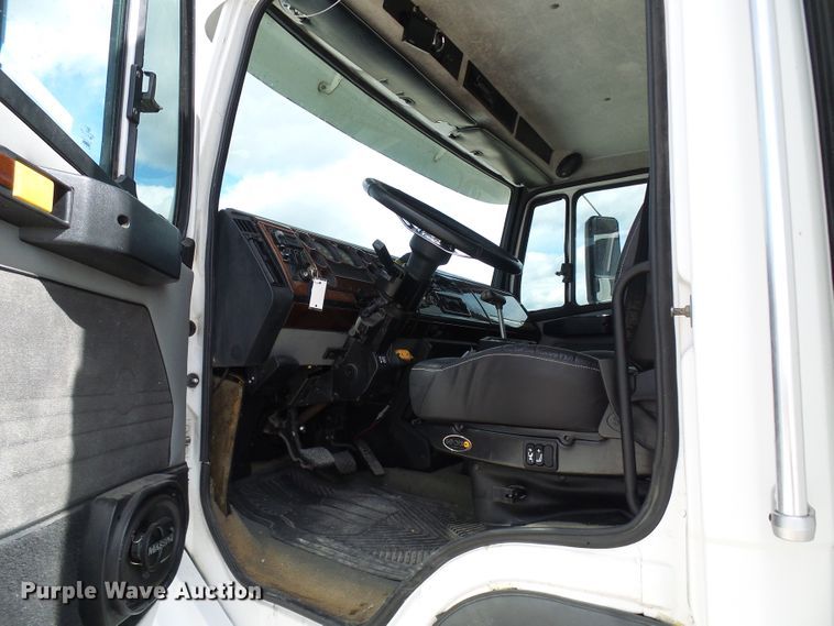 image for item EP9927 2000 Freightliner FL112  RV