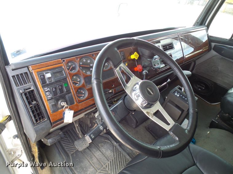 image for item EP9927 2000 Freightliner FL112  RV