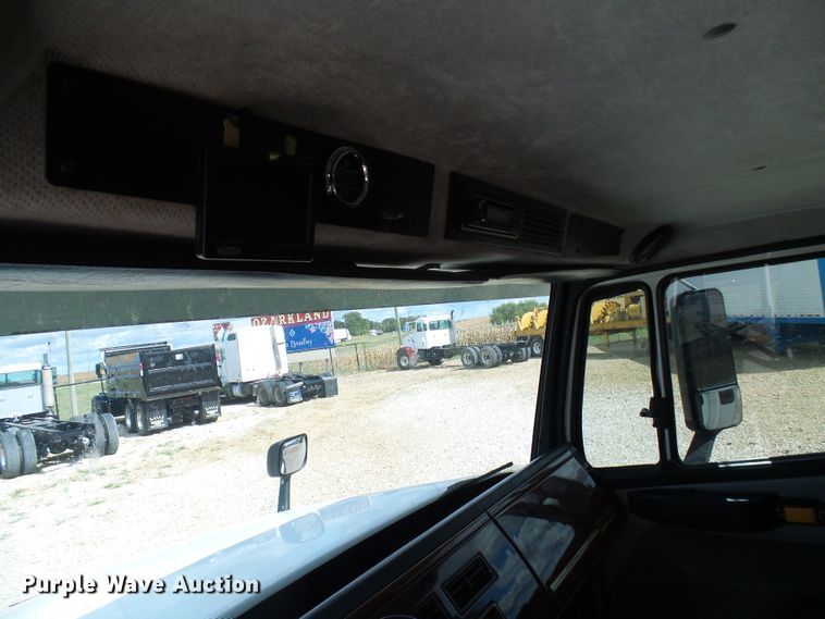 image for item EP9927 2000 Freightliner FL112  RV