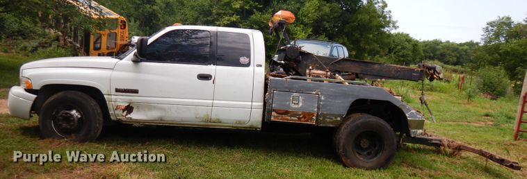 image for item FN9351 2001 Dodge Ram 3500  Quad Cab tow truck