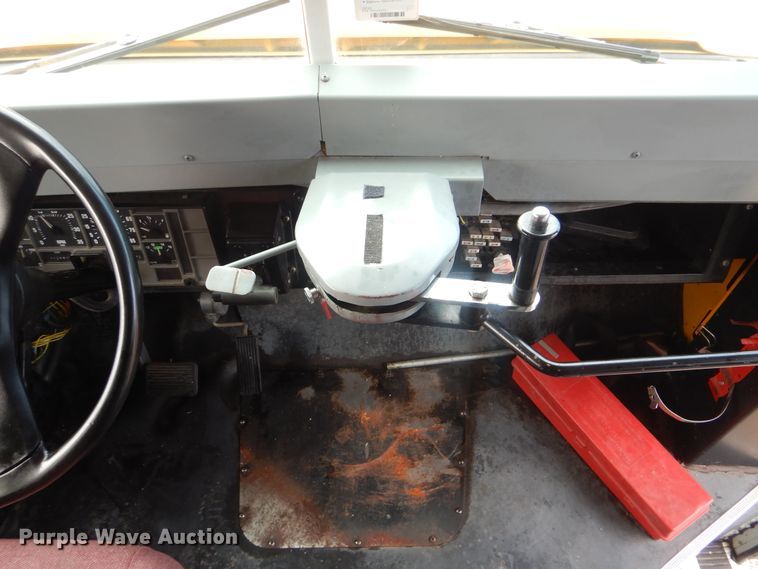 image for item GM9174 2002 International 3800  school bus