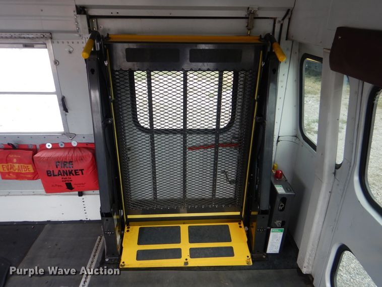 image for item GM9174 2002 International 3800  school bus