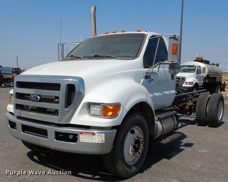 image for item HC9117 2013 Ford F750 Super Duty  truck cab and chassis