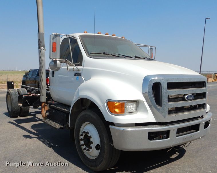 image for item HC9117 2013 Ford F750 Super Duty  truck cab and chassis