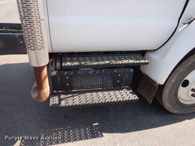 image for item HC9117 2013 Ford F750 Super Duty  truck cab and chassis