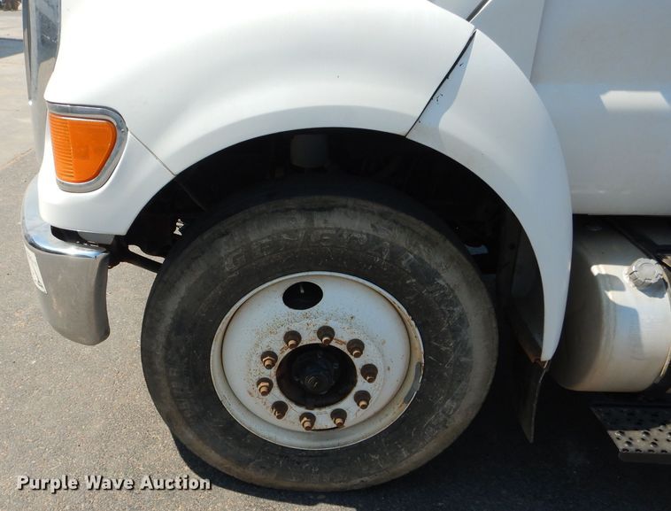 image for item HC9117 2013 Ford F750 Super Duty  truck cab and chassis