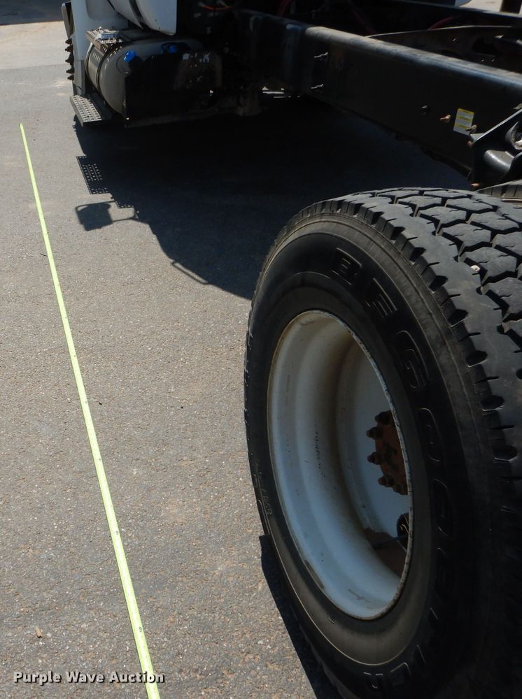 image for item HC9117 2013 Ford F750 Super Duty  truck cab and chassis