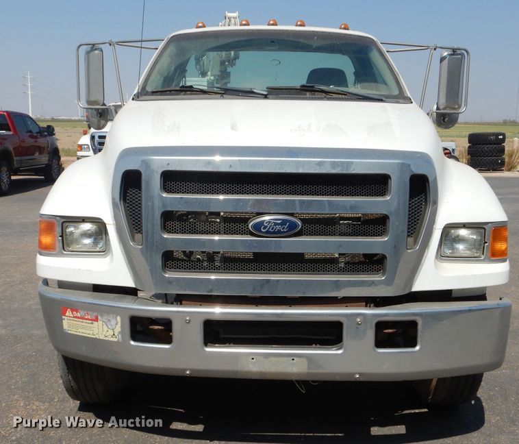 image for item HC9118 2007 Ford F650 Super Duty  utility truck with crane