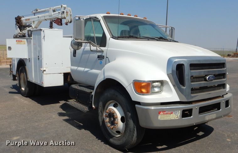 image for item HC9118 2007 Ford F650 Super Duty  utility truck with crane