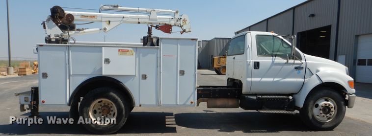 image for item HC9118 2007 Ford F650 Super Duty  utility truck with crane