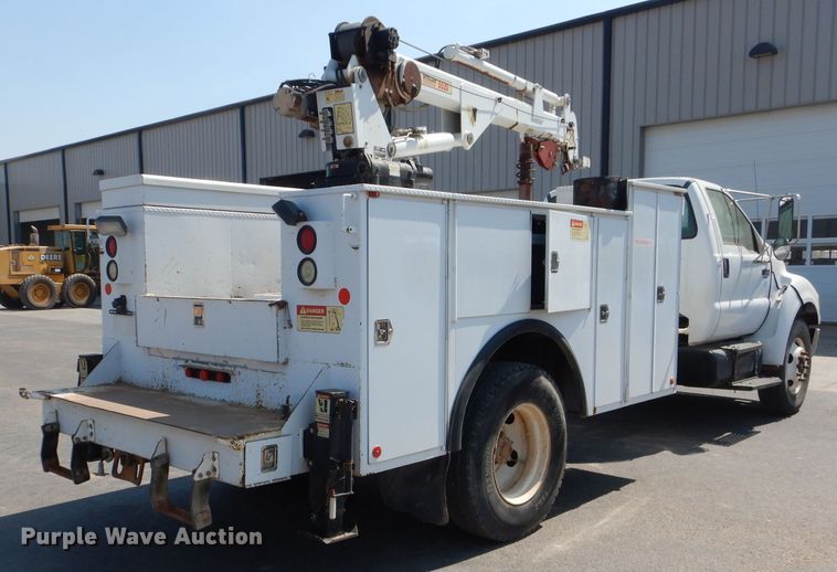 image for item HC9118 2007 Ford F650 Super Duty  utility truck with crane
