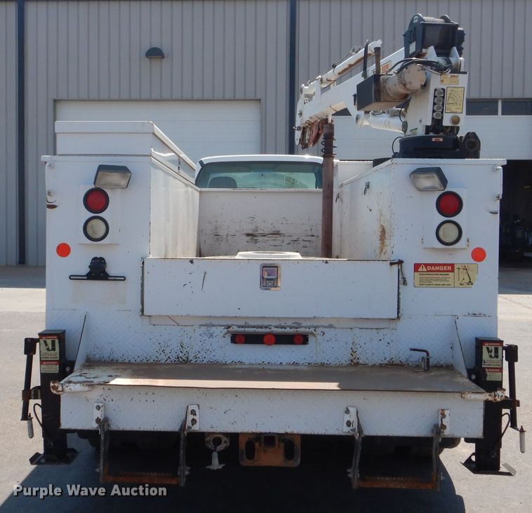 image for item HC9118 2007 Ford F650 Super Duty  utility truck with crane