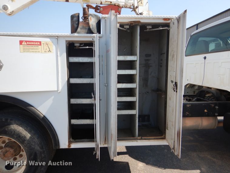 image for item HC9118 2007 Ford F650 Super Duty  utility truck with crane