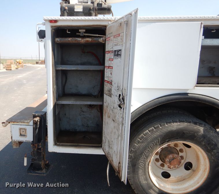 image for item HC9118 2007 Ford F650 Super Duty  utility truck with crane