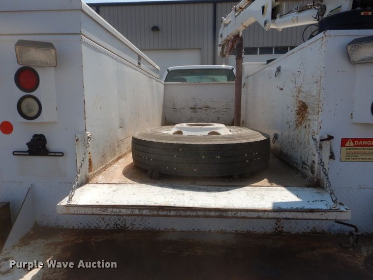 image for item HC9118 2007 Ford F650 Super Duty  utility truck with crane