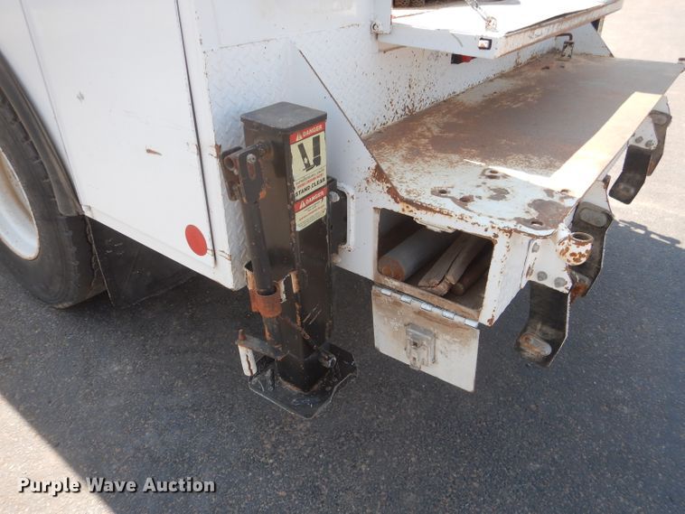 image for item HC9118 2007 Ford F650 Super Duty  utility truck with crane