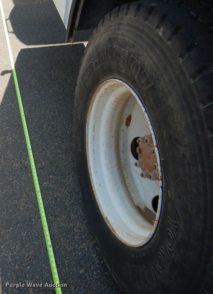 image for item HC9118 2007 Ford F650 Super Duty  utility truck with crane