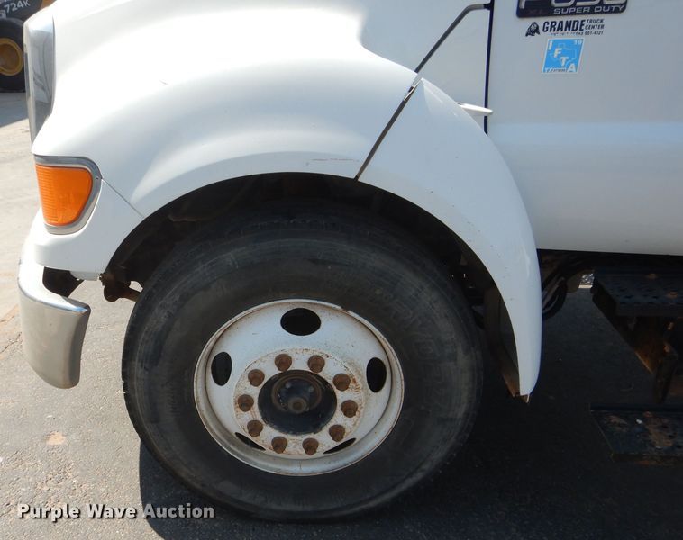 image for item HC9118 2007 Ford F650 Super Duty  utility truck with crane