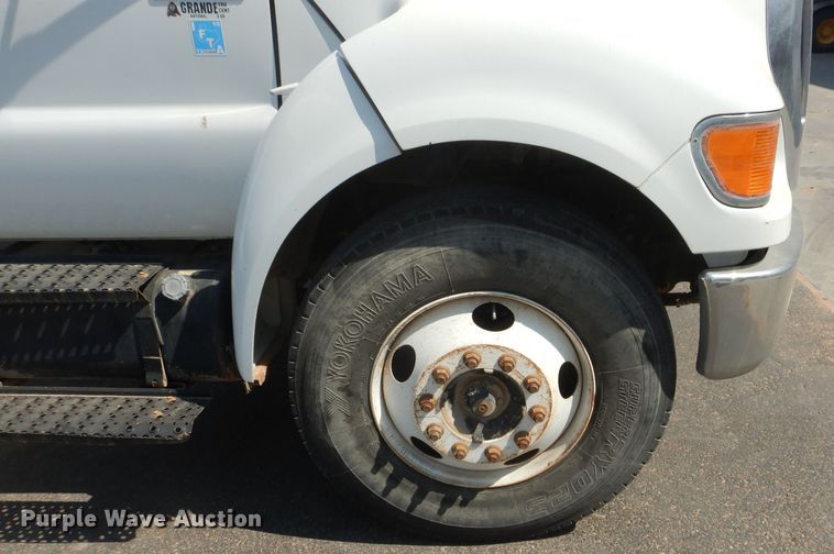 image for item HC9118 2007 Ford F650 Super Duty  utility truck with crane