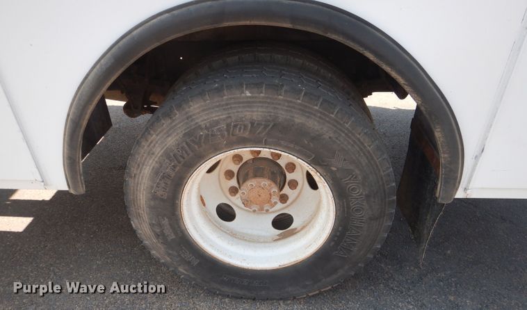 image for item HC9118 2007 Ford F650 Super Duty  utility truck with crane