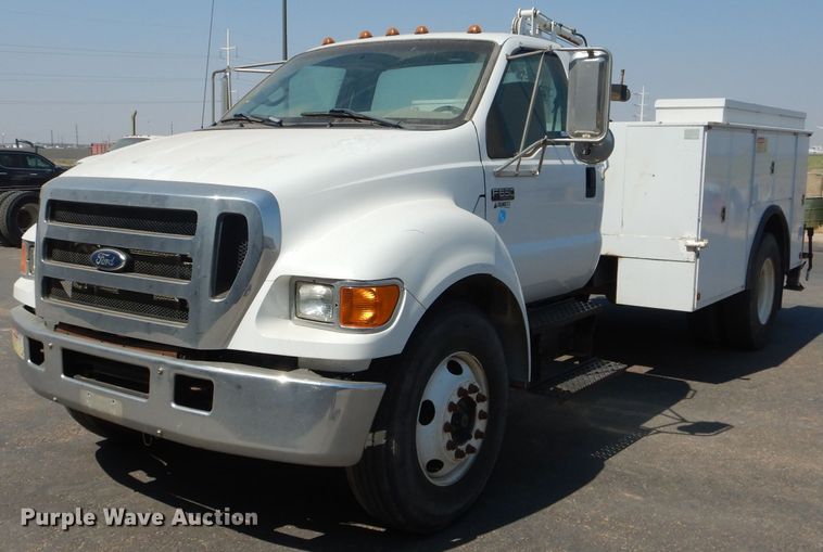 image for item HC9118 2007 Ford F650 Super Duty  utility truck with crane