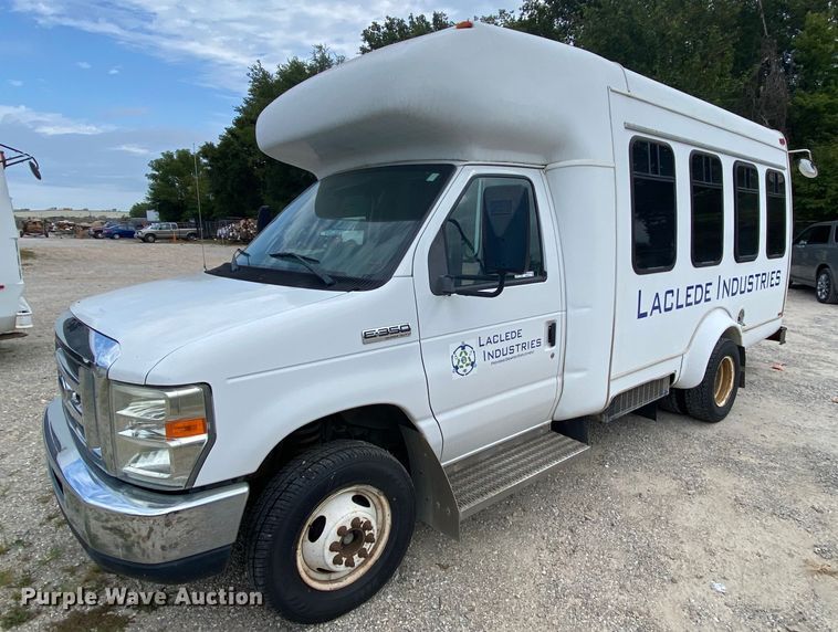 image for item HE9810 2008 Ford E350 Super Duty  shuttle bus
