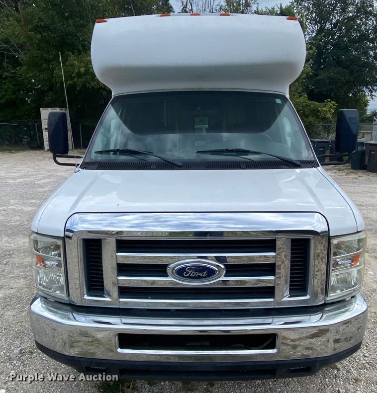 image for item HE9810 2008 Ford E350 Super Duty  shuttle bus