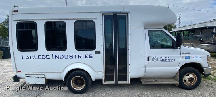 image for item HE9810 2008 Ford E350 Super Duty  shuttle bus