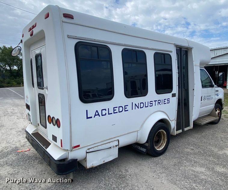 image for item HE9810 2008 Ford E350 Super Duty  shuttle bus