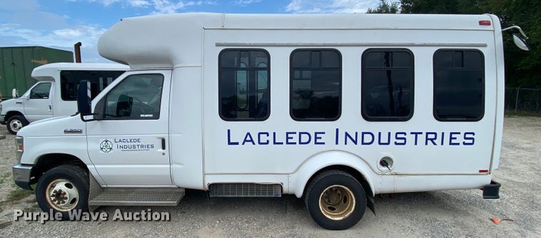 image for item HE9810 2008 Ford E350 Super Duty  shuttle bus