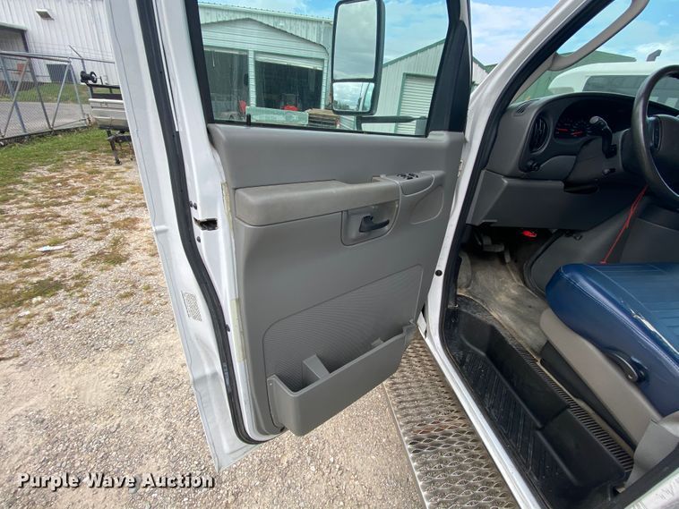 image for item HE9810 2008 Ford E350 Super Duty  shuttle bus