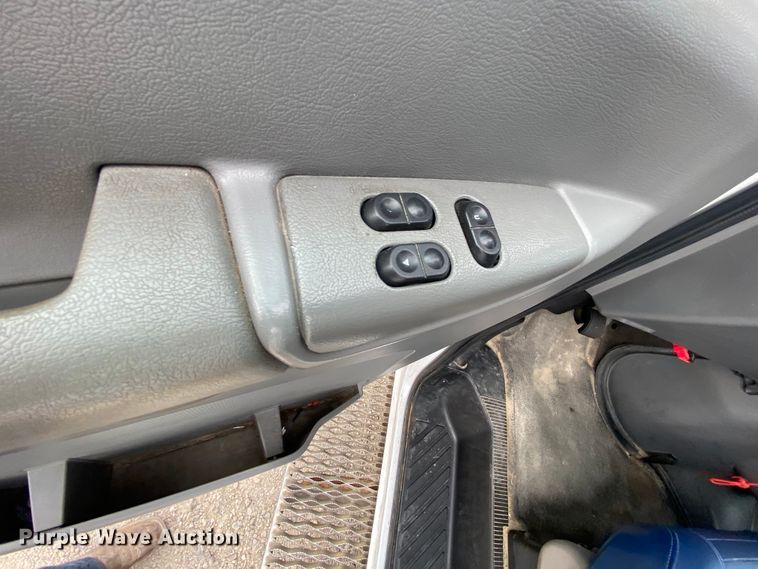 image for item HE9810 2008 Ford E350 Super Duty  shuttle bus