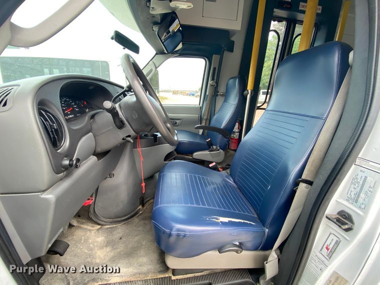 image for item HE9810 2008 Ford E350 Super Duty  shuttle bus