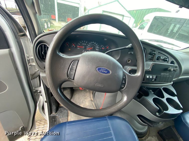 image for item HE9810 2008 Ford E350 Super Duty  shuttle bus