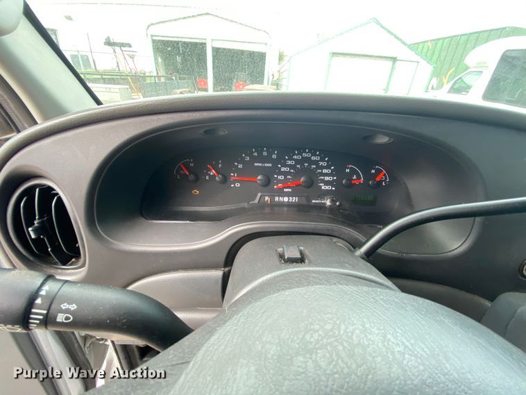 image for item HE9810 2008 Ford E350 Super Duty  shuttle bus